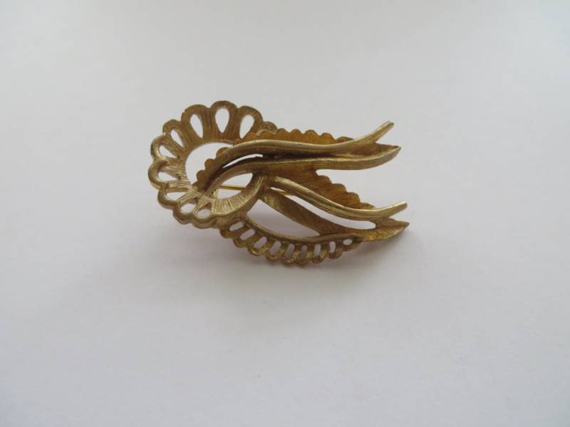 Vintage Unsignierte Pinsel Blätter Gold Ton Brosche von ThePJCompany
