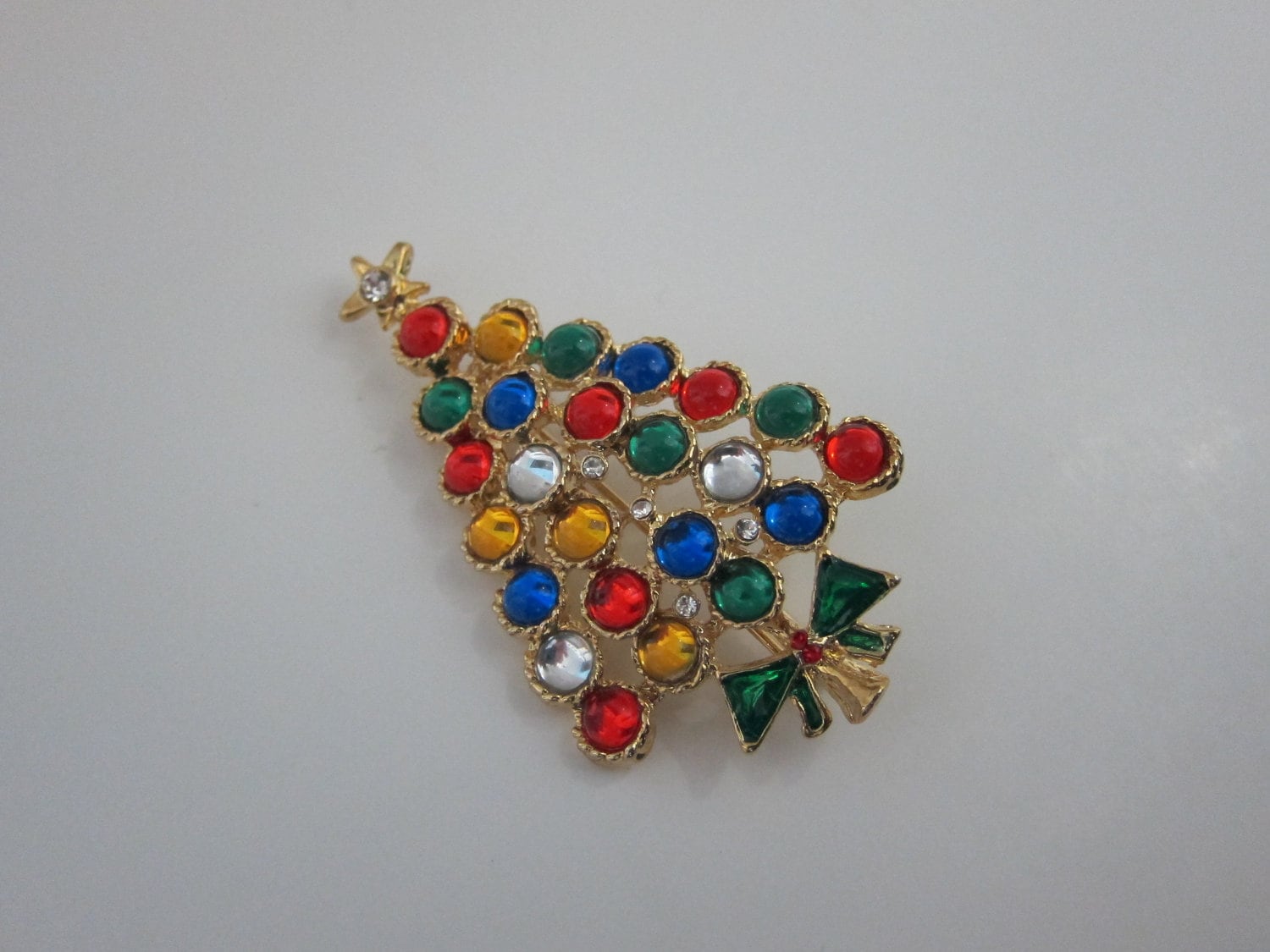 Vintage Weihnachtsbaum Mit Farblich Sortierter Strass-Brosche von ThePJCompany