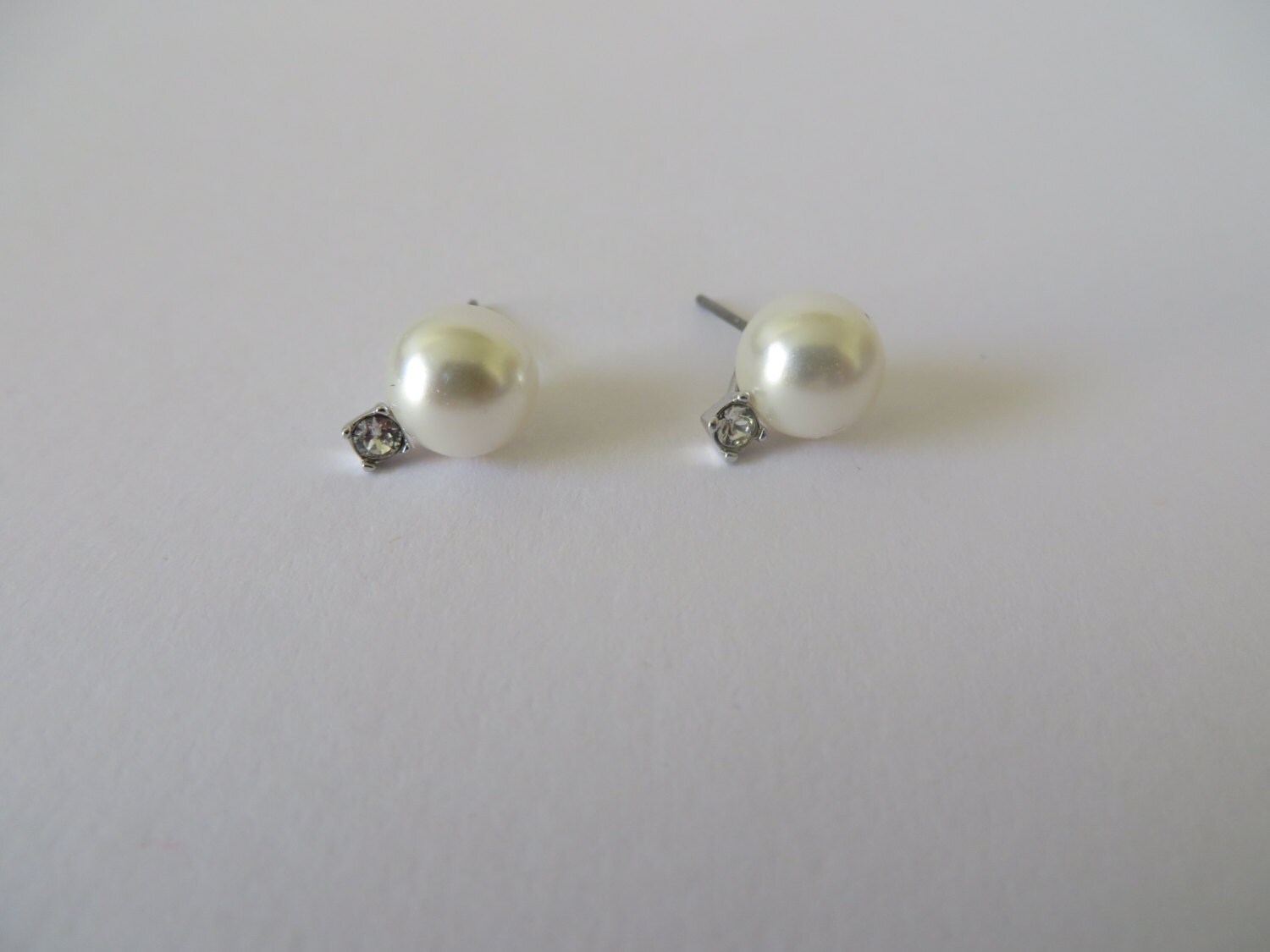 Vintage Weiße Perlen Und Strass Ohrringe von ThePJCompany