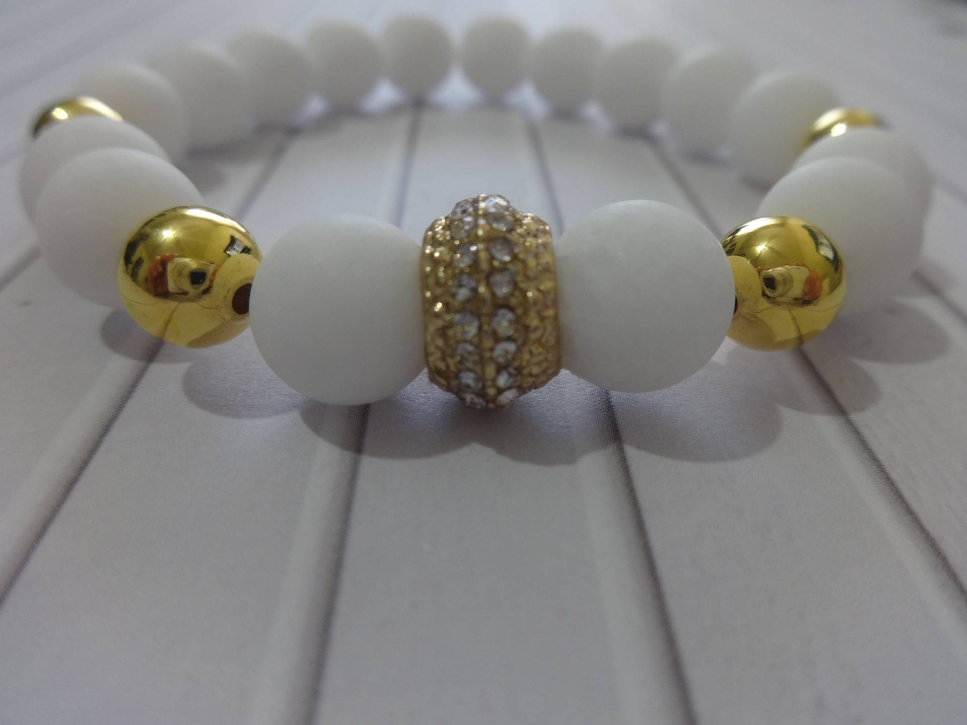 stretch Candy Jade Weiße Perlen Armband Mit Cz Und Gold Verbinder von ThePJCompany