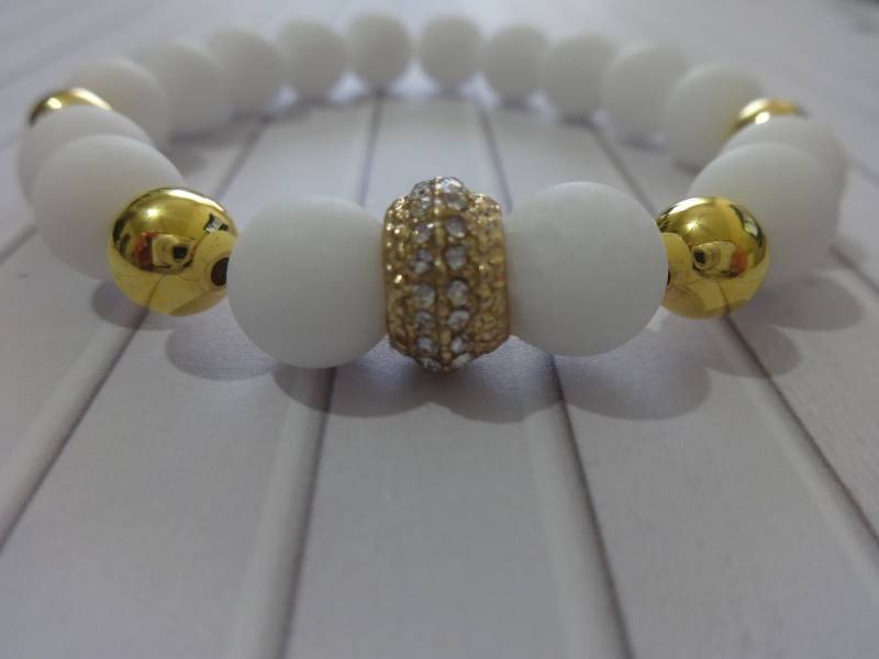 stretch Candy Jade Weiße Perlen Armband Mit Cz Und Gold Verbinder von ThePJCompany