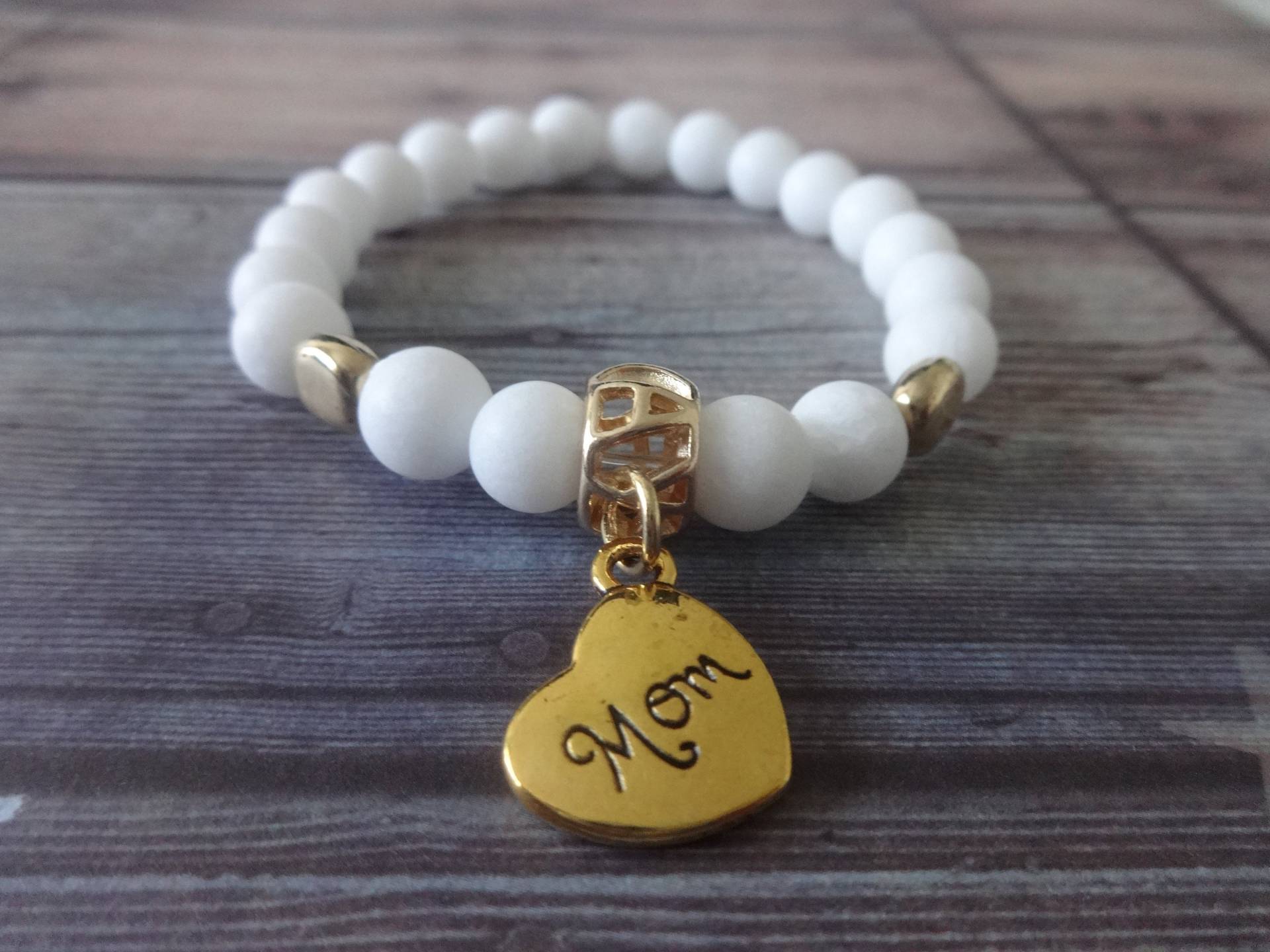 stretch Candy Jade Weiße Perlen Armband Mit Goldfarbenem Herz Charm von ThePJCompany