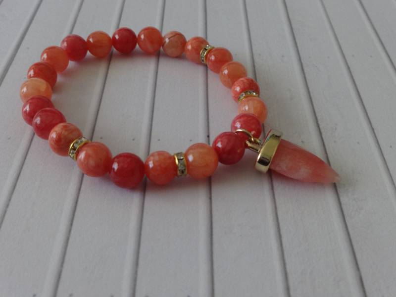 stretch Dyed Quartzit Rund Perlen Armband Mit Charm von ThePJCompany