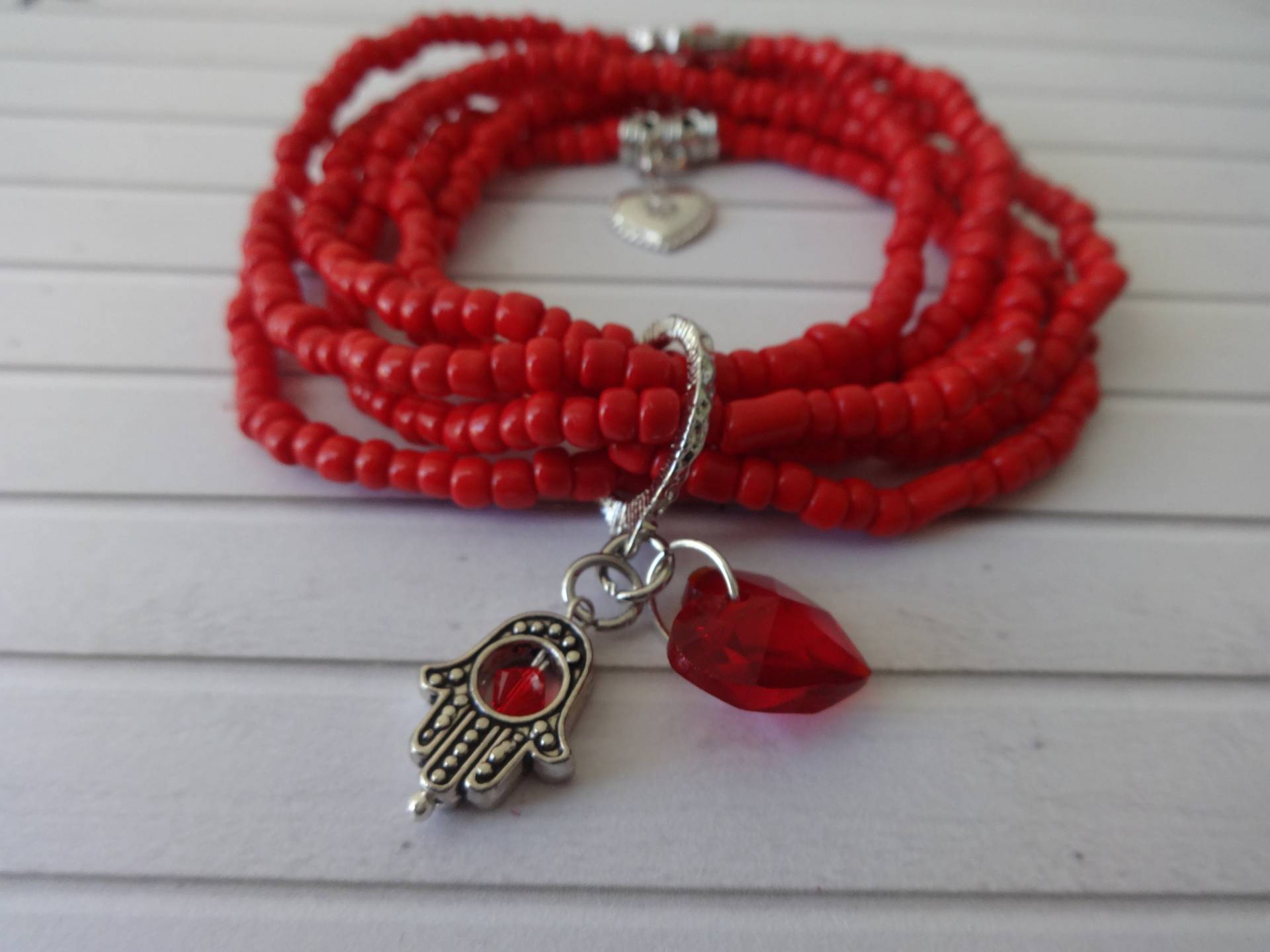 stretch Rotes Perlenarmband Mit Herz/Hand Der Fatima Charms Valentinstag von ThePJCompany