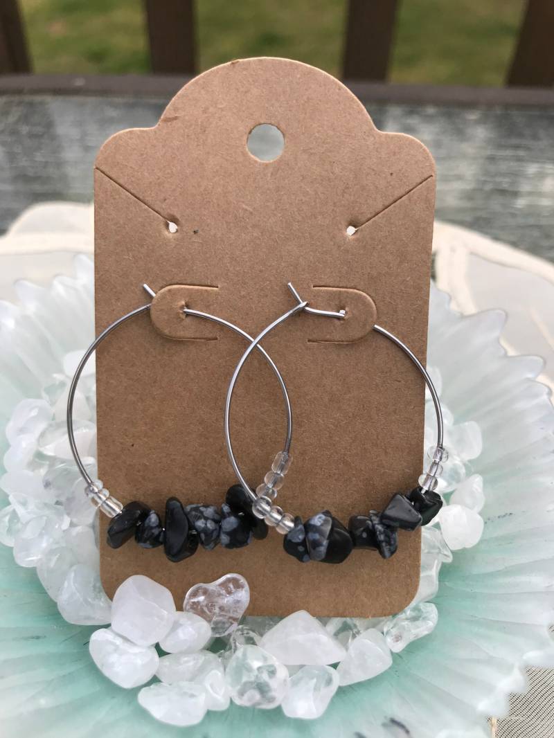 Schneeflockenobsidian Creolen, Balance, Fokus, Reinheit, Wurzelchakra, Natur, Schwarze Kristallohrringe, Kristall Schneeflockenobsidian Creolen, Balance, Fokus, Reinheit, Wurzelchakra, Natur, Schwarze Kristallohrringe, Kristall von ThePaintedDogByAnne