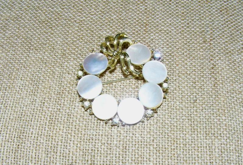 Lisner Echte Perlmutt Kreis Brosche von ThePamperedPansy