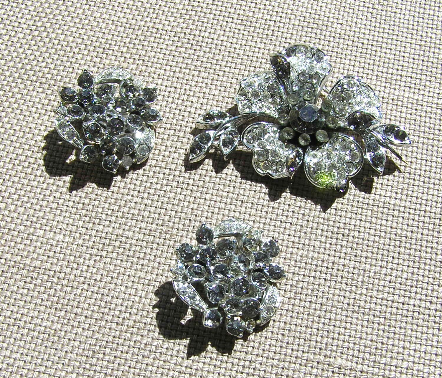 Lisner Vintage Demi Parure - Wunderschöne Floral Themen Klar/Grau Rs Brosche & Ohrringe von ThePamperedPansy