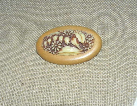 Schöne Vintage Oval Getönt Zelluloid Auf Holz Brosche von ThePamperedPansy