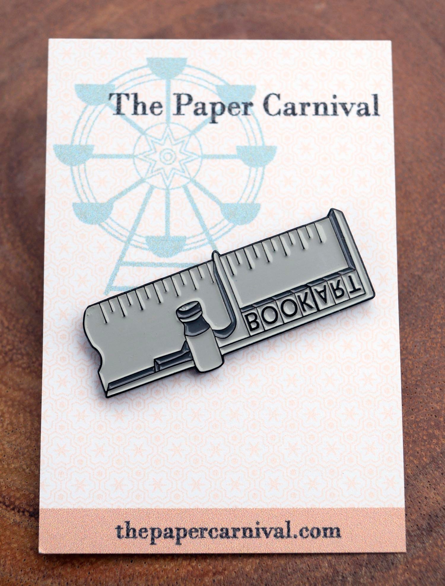 Letterpress Metal Type Composing Stick Enamel Pin Letterpress Metal Type Composing Stick Enamel Pin von ThePaperCarnival