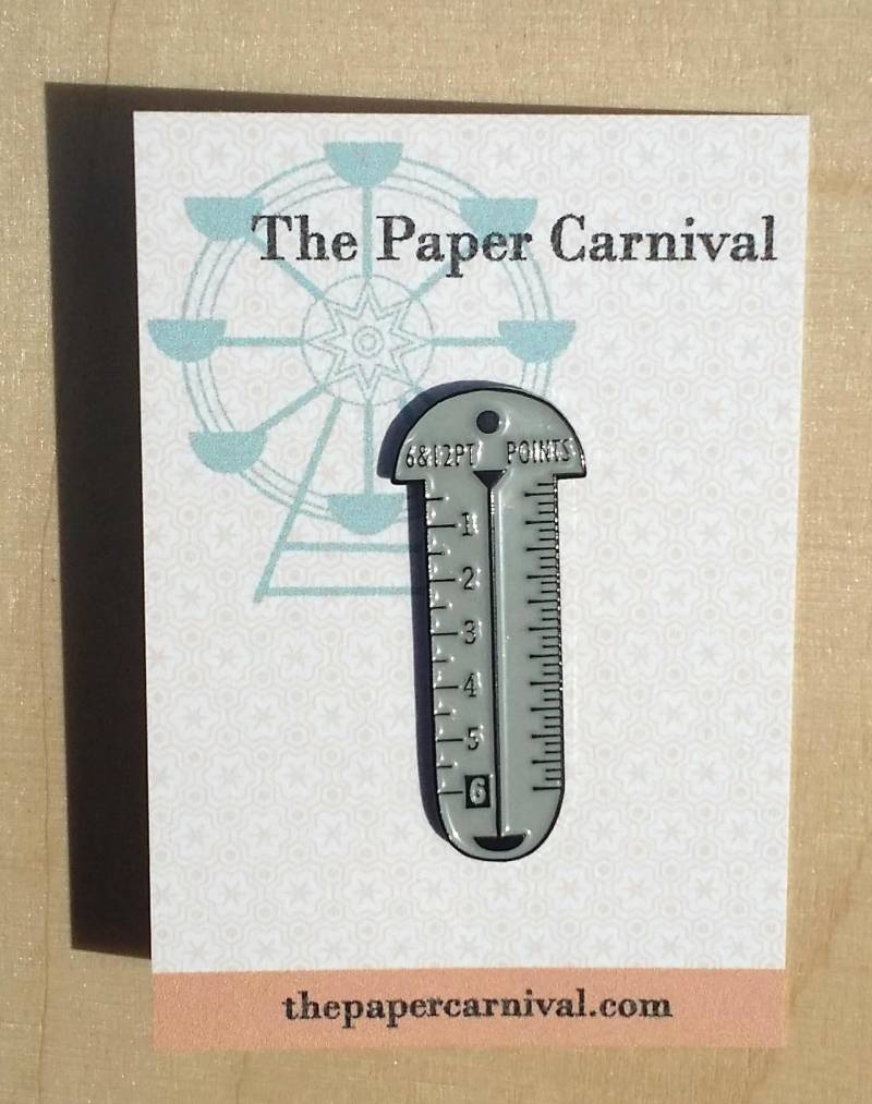 Pica Pole Letterpress Lineal Emaille Pin - Zum Maßstab Pica Pole Letterpress Lineal Emaille Pin - Zum Maßstab von ThePaperCarnival