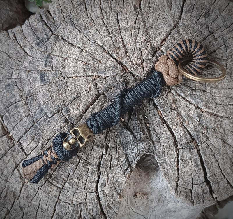 Schlüsselanhänger Aus Paracord, Farbe Schwarz Und Coyote Braun. Schädel Bronzemetall Schlüsselanhänger Aus Paracord, Farbe Schwarz Und Coyote Braun. Schädel Bronzemetall von TheParacordSociety