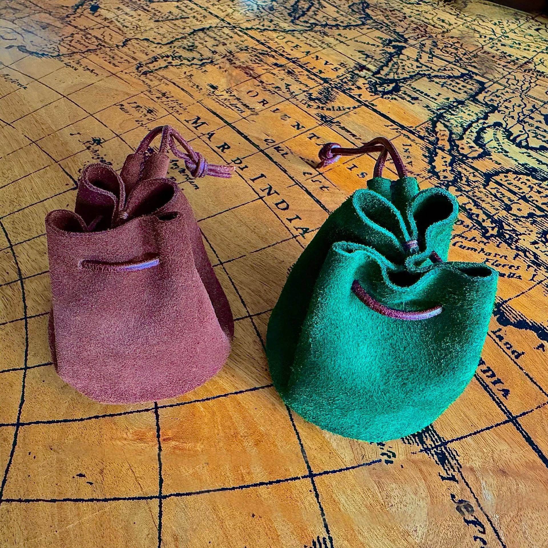 Kleiner Handgemachter Beutel Aus Echtem Leder Für Schmuck, Münzen, Würfel Kleiner Handgemachter Beutel Aus Echtem Leder Für Schmuck, Münzen, Würfel von ThePawLeatherArt