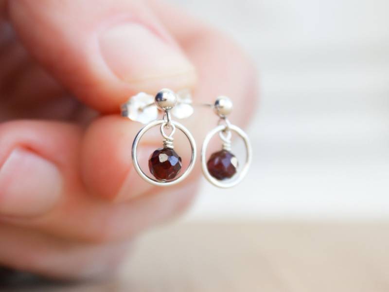 Granat Hoop Ohrstecker Sterling Silber Januar Geburtsstein von ThePeachTree