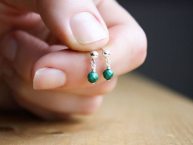 Malachit Ohrstecker. Kleine Grüne Edelstein Ohrringe in Sterling Silber von ThePeachTree