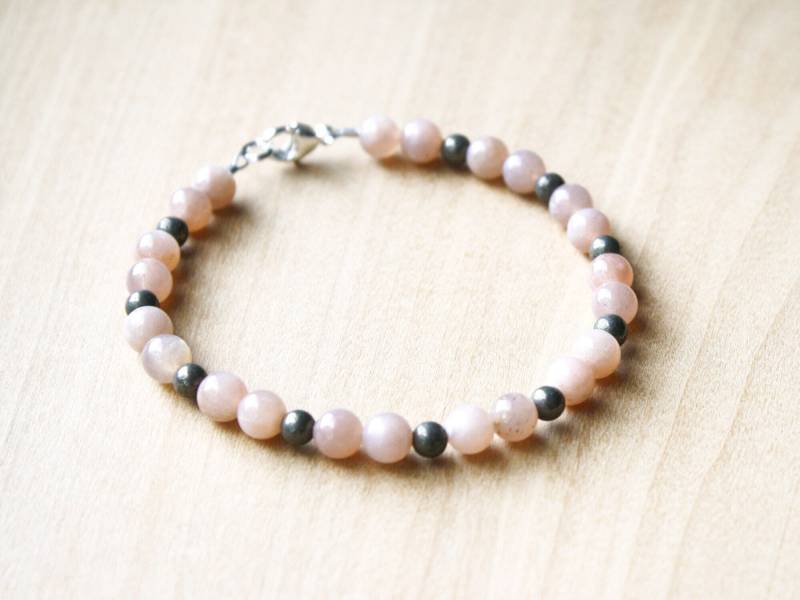 Pfirsich Mondstein Armband Perlen. Juni Birthstone Naturstein-stacking-Armband Mit Verschluss von ThePeachTree