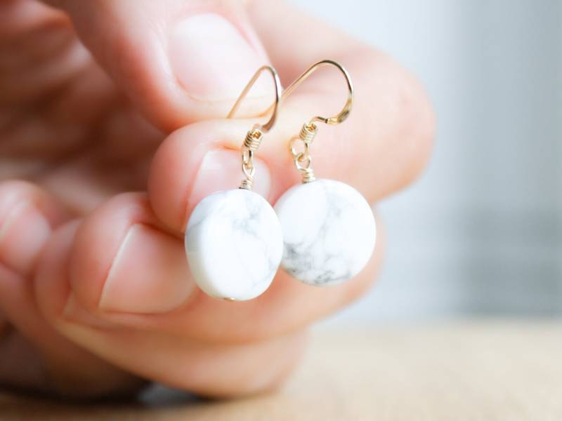 Weisse Howlith Ohrringe 14K Gold Fill Edelstein Ohrringe von ThePeachTree