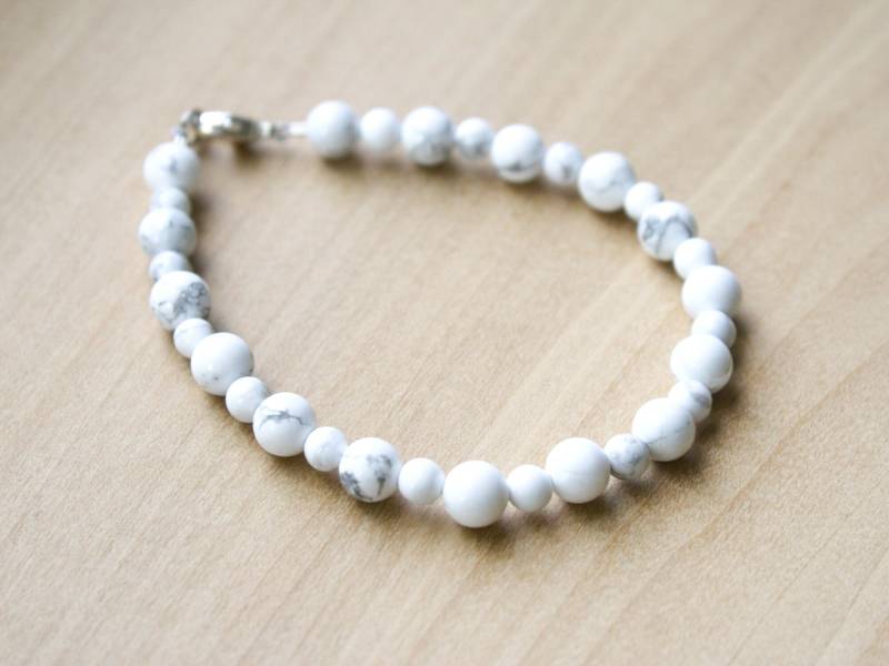Weiße Howlith Perlenarmband Sterling Silber Verschluss, Angst Relief von ThePeachTree