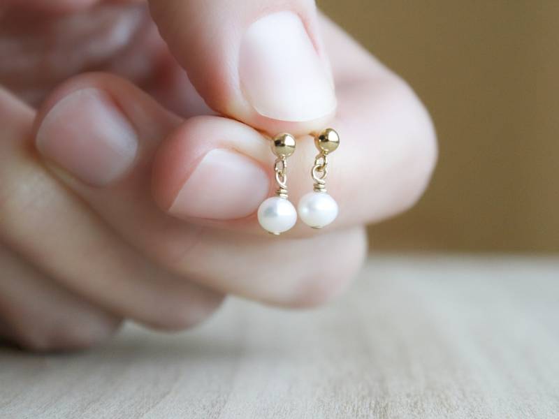 Winzige Süßwasserperlen Ohrstecker 14K Gold Fill von ThePeachTree
