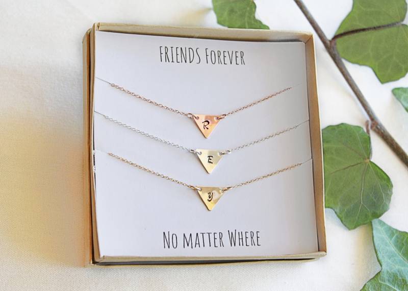 Personalisierte Freundschaftskette Für 3 Personen Initial Dreieck Anhänger von ThePearledSquirrel