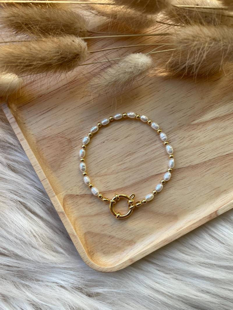 Süßwasserperlen Armband Edelstahl Gold | Goldener Federringverschluss Sommerarmband Perlenarmband von ThePearlyJewelsDE