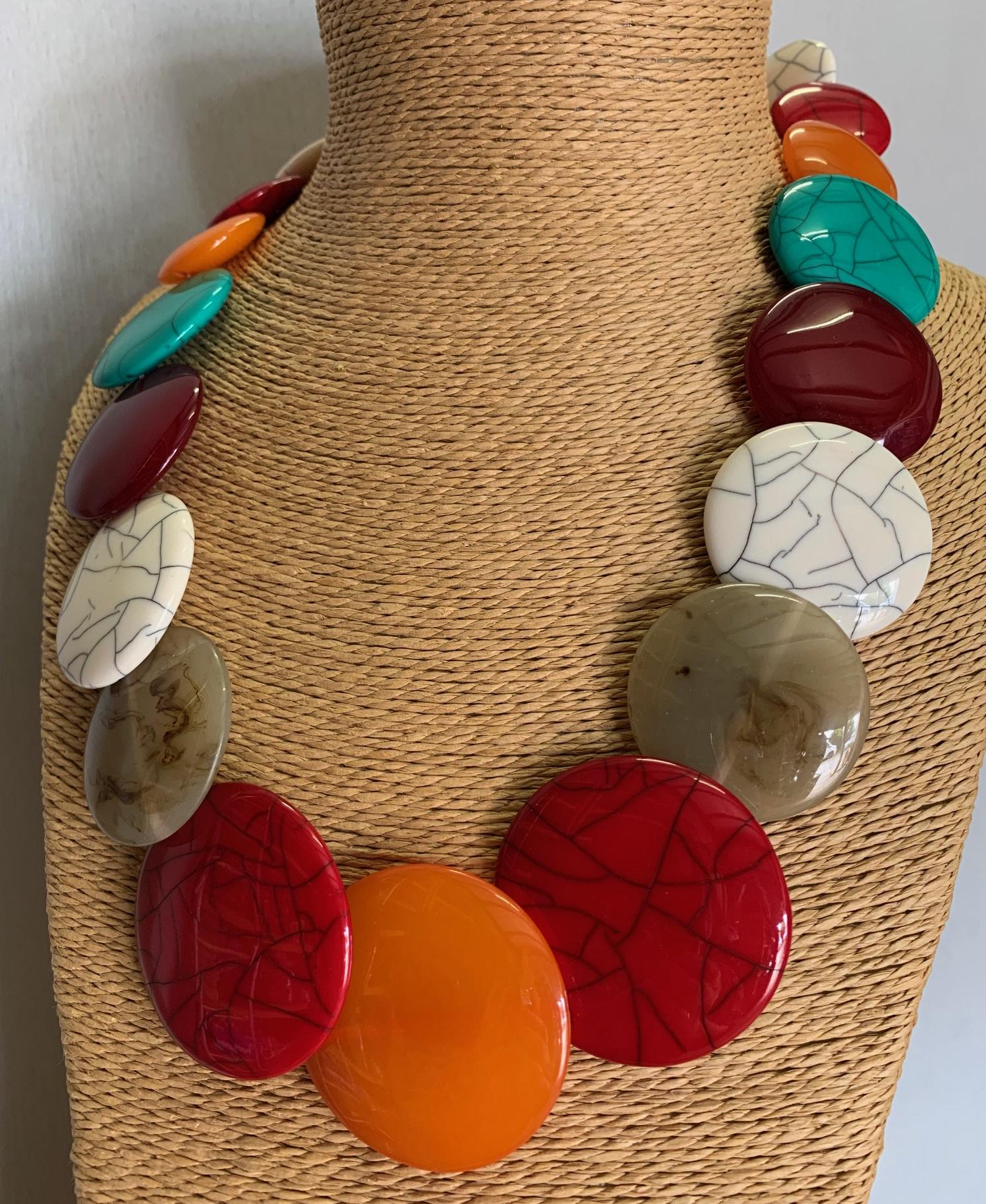 Mehrfarbige Perlenkette. Große Halskette Mit Anhänger. Modeschmuck. Feature-Halskette. Statement Halskette. Rot, Mango-Orange, Türkis Mehrfarbige Perlenkette. Große Halskette Mit Anhänger. Modeschmuck. Feature-Halskette. Statement Halskette. Rot, Mango-Orange, Türkis von ThePeepalTree