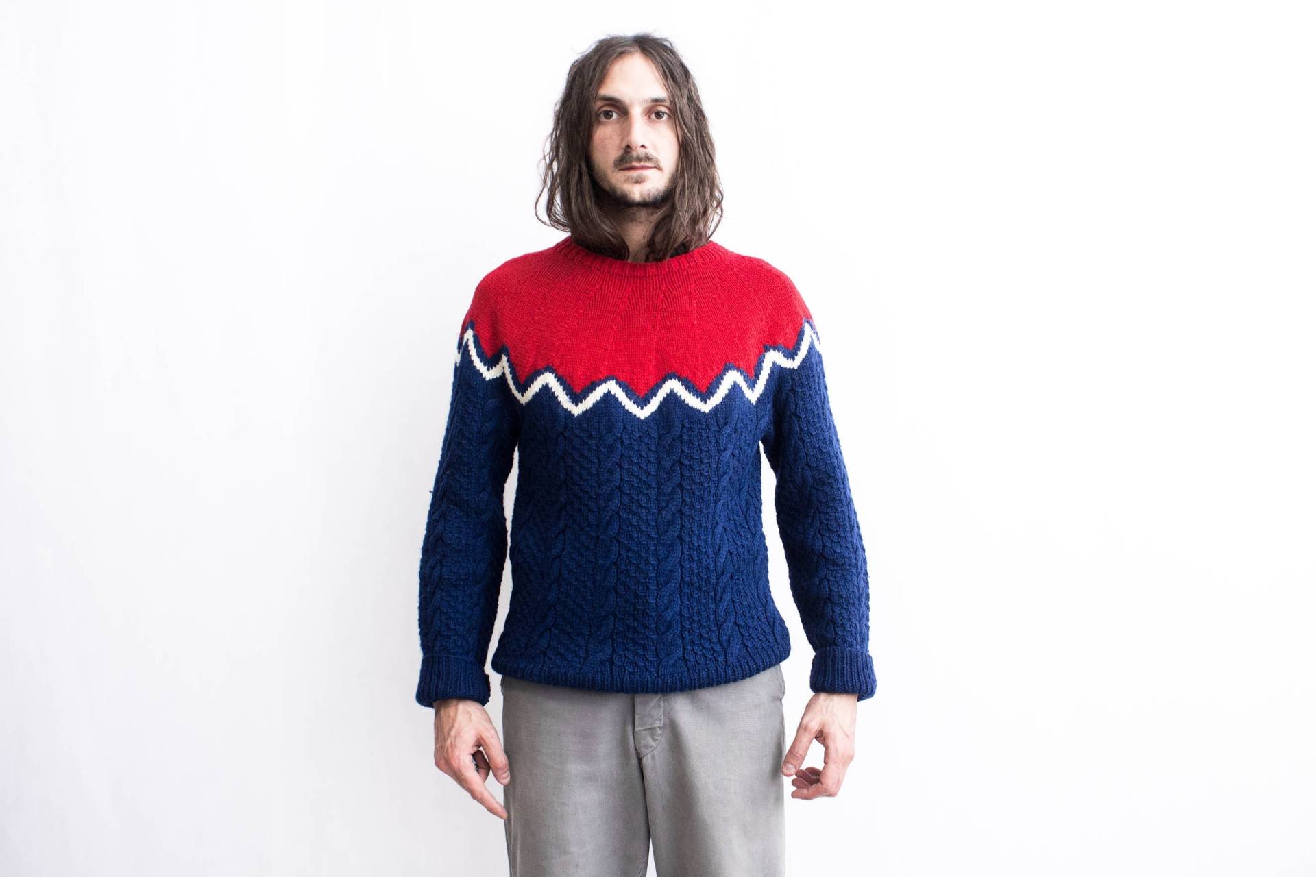 Zweifarbiger Gerippter Pullover 1970Er Jahre. Aran Rundhals Raglan Ärmel. Rustikaler Zopfmuster Überzug von ThePenduline