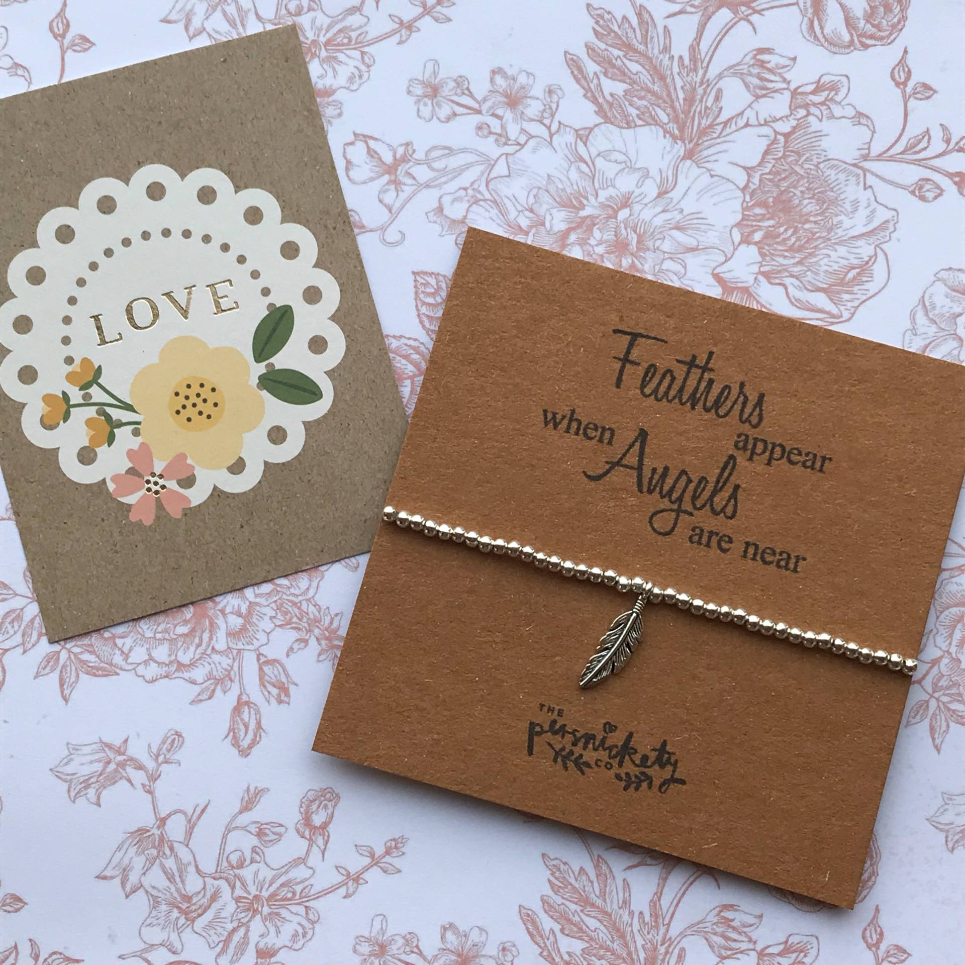 Bettelarmband, Perlenarmband - Federn Erscheinen, Wenn Engel in Der Nähe Sind, Feder, Federanhänger, Erinnerungsarmband von ThePersnicketyCo