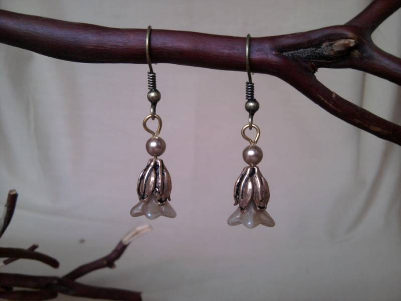 Perle Blumeohrringe Mit Kleinen Blatt Cap von ThePhoenixFeather