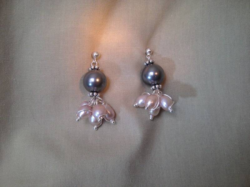 Perlenohrringe in Rosa Und Grau von ThePhoenixFeather