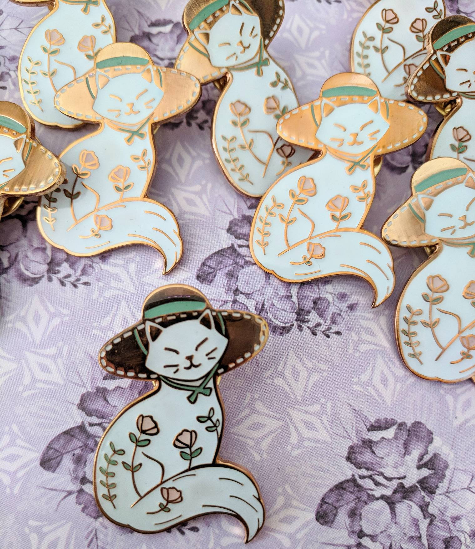 Gartenhexe - Kitty Familiar Emaille Pin von ThePicketyWitchShop