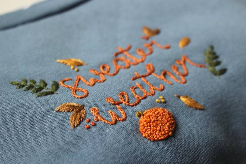 Handbesticktes Sweatshirt, Herbstliches Laub, Grösse M von ThePinCushionUK