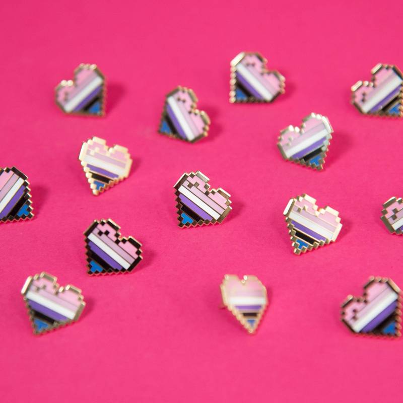 Gender Fluid Pride Herz Pins Dezenter Lgbt-Flaggen-Abzeichen Valentinsgruß Geschenk Queer Button-Aufkleber Trans Binär Nb Enby Pronomen Sie Ihnen von ThePinPrick