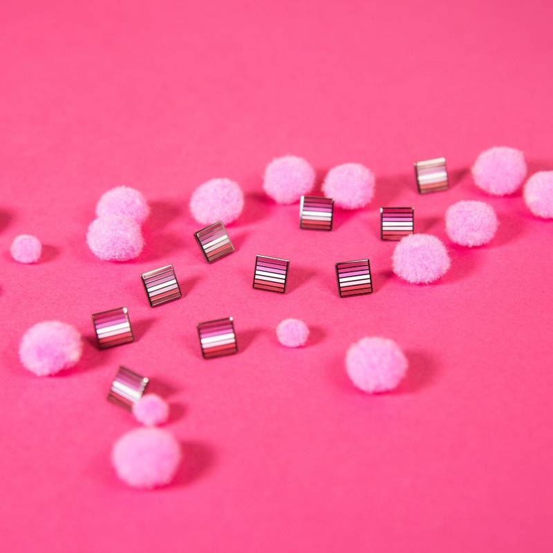 Mini Lesben Flagge Pin Lgbt Pride Bolzen Lippenstift Femme Bi Emaille Abzeichen Halskette Armband Ohrring Karte Brautjungfer Geschenk Button von ThePinPrick