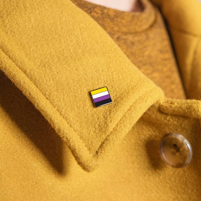 Mini Nonbinary Pride Pin Enby Square Flagge Kleines Transgender Regenbogen Abzeichen Gleichstellungsrechte Safe Space Support Intersex Minimal Art von ThePinPrick