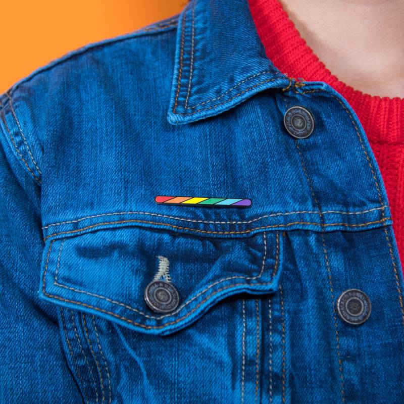 Rainbow Twirl Pin Gay Badge Lgbt Pride Accessoire Dezent Designer Emaille Revers Alt-Prom Lesben Hochzeit Anzug Krawatte Formelle Kleidung Bisexuell von ThePinPrick