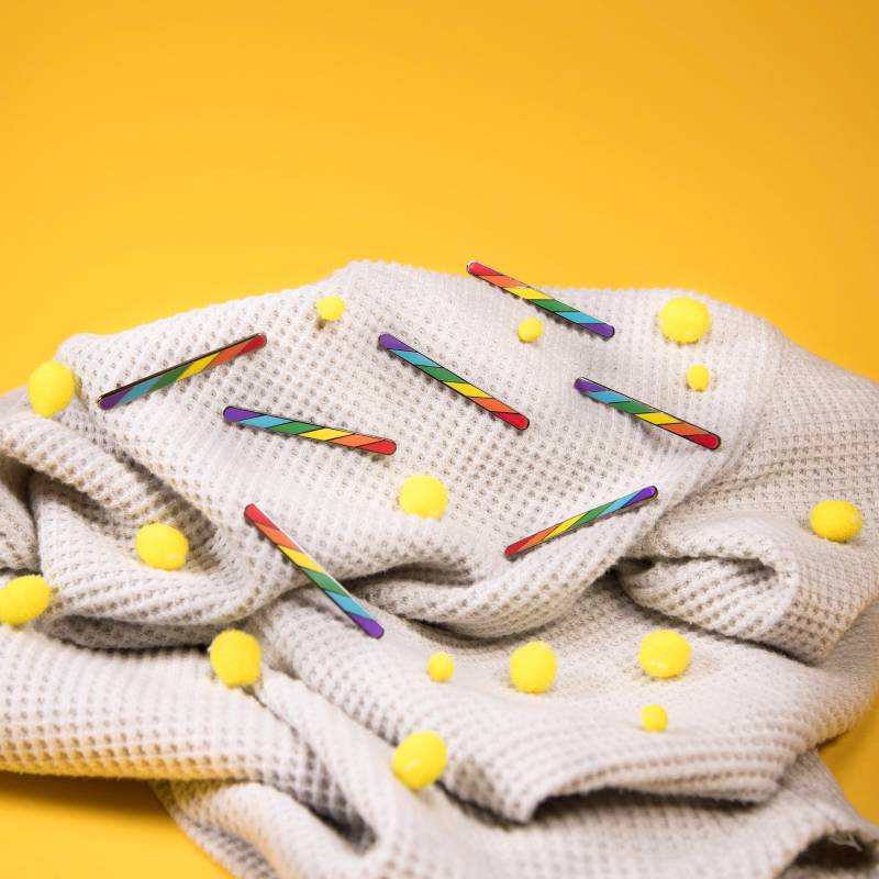 Regenbogen Twirl Pride Pin Gay Badge Lgbt-Flagge Accessoire Dezente Emaille Revers Abzeichen Hochzeitsanzug Krawatte Schleife Formelle Kleidung von ThePinPrick