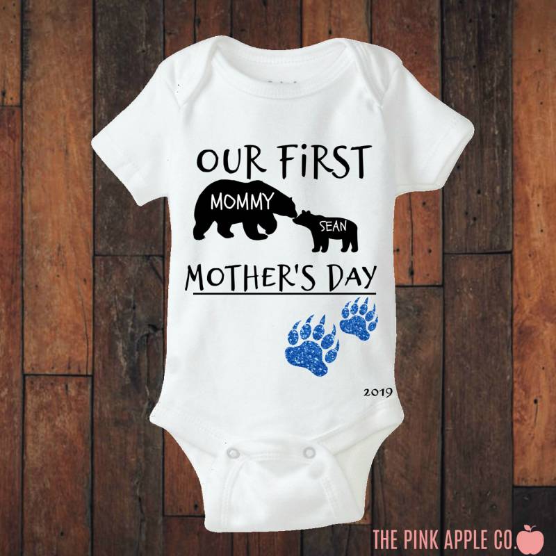 Personalisierte Passendes Shirt Set Unserer Ersten Muttertag Mama & Sohn, Die Dazu Passende Shirts Personalisierte Passendes Shirt Set Unserer Ersten Muttertag Mama & Sohn, Die Dazu Passende Shirts von ThePinkAppleCompany