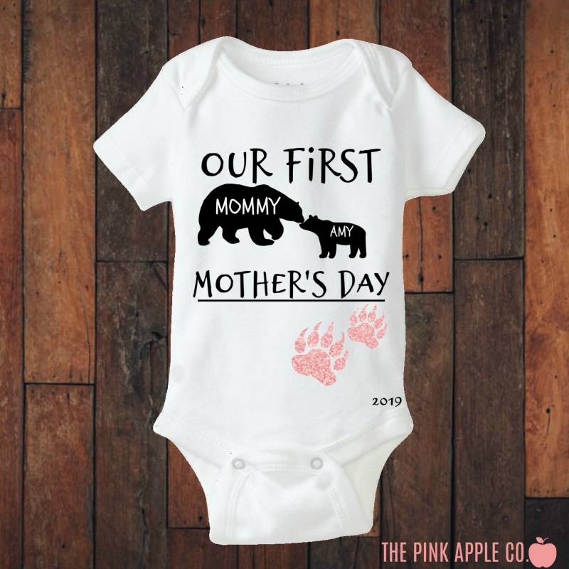 Personalisierte Passendes Shirt Set Unserer Ersten Muttertag Mutter & Tochter, Die Dazu Passende Shirts Personalisierte Passendes Shirt Set Unserer Ersten Muttertag Mutter & Tochter, Die Dazu Passende Shirts von ThePinkAppleCompany