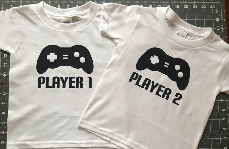 Spieler 1, 2 Twin Baby/Kleinkind Passende Sets von ThePinkAppleCompany