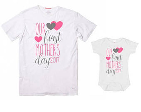 Unsere Erste Muttertag Mutter & Tochter Personalisierte Passende T-Shirts Unsere Erste Muttertag Mutter & Tochter Personalisierte Passende T-Shirts von ThePinkAppleCompany