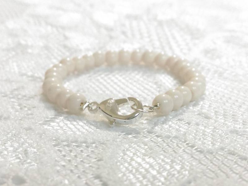 Creme Baby Armband, Neugeborenen Kleinkind Perlenarmband, Shower Geschenk, Schmuck, Elfenbein von ThePinkCanaryShop