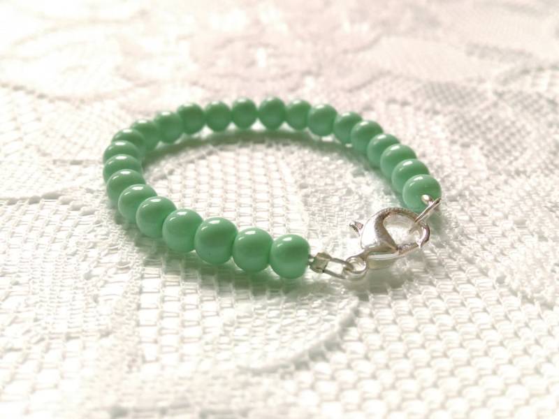 Mintgrünes Babyarmband, Mintgrünes Armband, Glasperle, Baby Shower Geschenk, Kleinkind Mintgrün, Neugeborenen 4mm von ThePinkCanaryShop