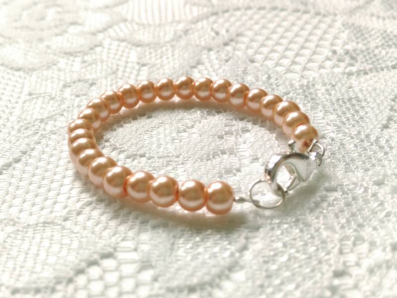 Pfirsich Perle Baby Armband, Perlenarmband, Glasperle, Säugling Kleinkind Armband von ThePinkCanaryShop
