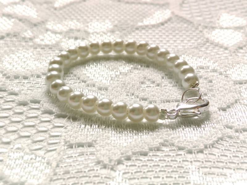 Weiße Perle Baby Armband, Perlenarmband, Blessing, Taufarmband, Weiße Perle, Baby-Dusche-Geschenk, Neugeborenen Armband von ThePinkCanaryShop