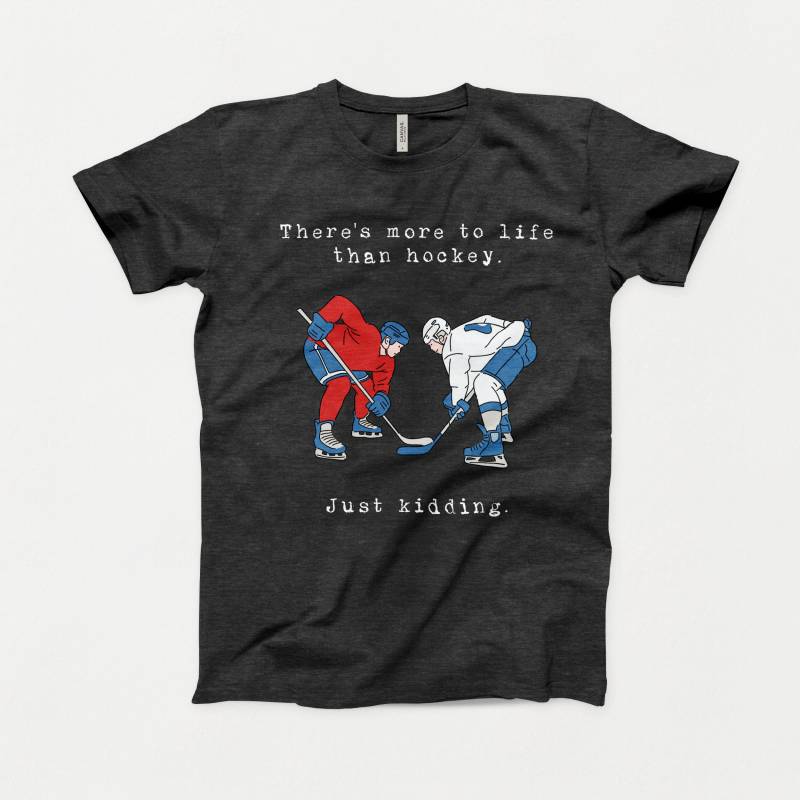 There Es More To Life Than Hockey T-Shirt, Eishockey Shirt, Lustiges Geschenke, Spieler von ThePinkDonkey