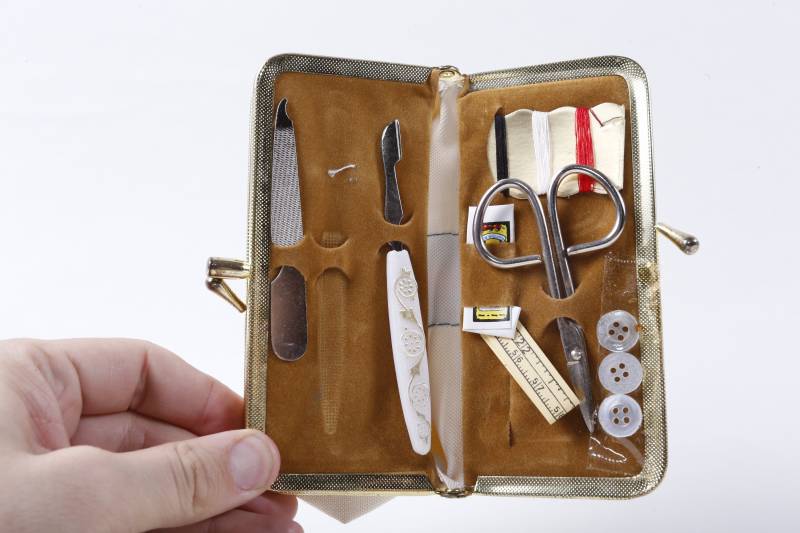 Weißes Vintage Nähset Kleine Kosmetiktasche Spiegel Schere Datei Taschenmesser Knöpfe Hong Kong Kollektion ~ 20-01-500 von ThePinkRoom