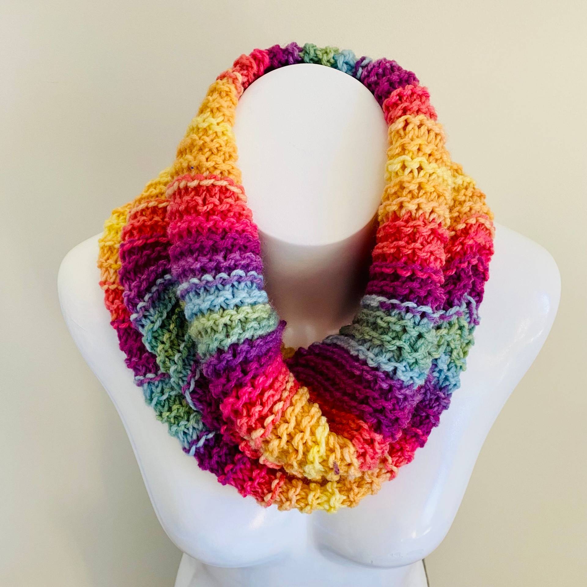 Weicher Mehrfarbiger Loop-Schal - Handgestrickter Halswärmer Einzigartiger Winter-stil Weicher Mehrfarbiger Loop-Schal - Handgestrickter Halswärmer Einzigartiger Winter-stil von ThePinkYarn