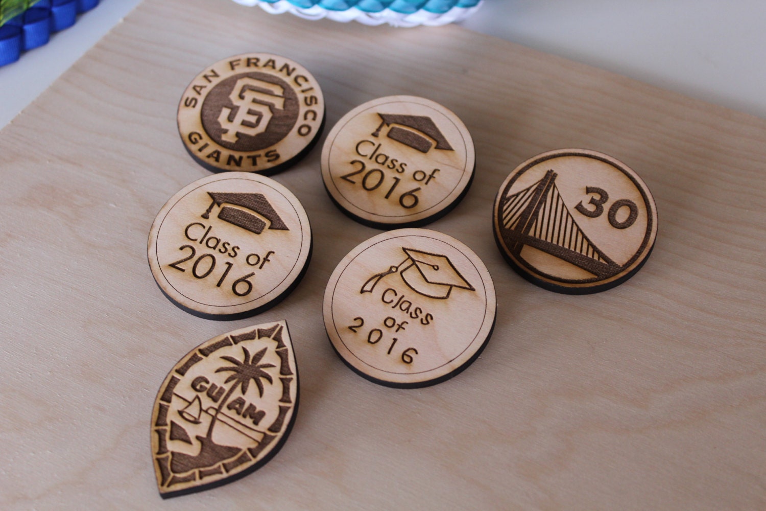 Benutzerdefinierte Holz Pins Benutzerdefinierte Holz Pins von ThePoAndCo