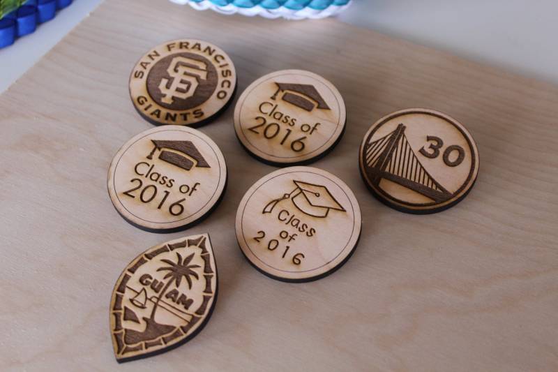 Benutzerdefinierte Holz Pins Benutzerdefinierte Holz Pins von ThePoAndCo