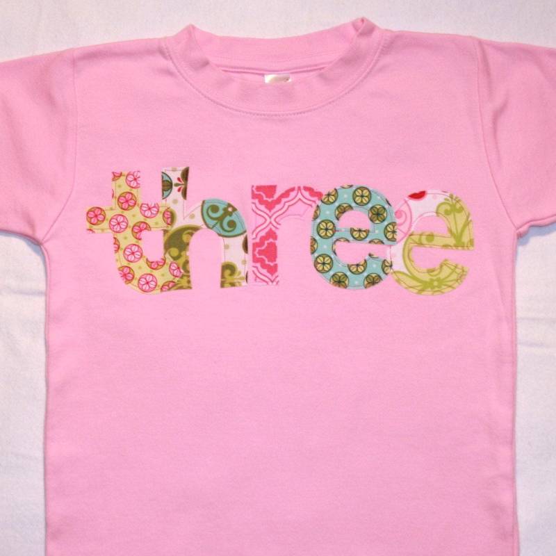 Mädchen Three Shirt Zum 3. Geburtstag - Größe 4 Kurzarm Regenbogen Pastell Schriftzug in Rosa, Lime Grün, Aqua Blau von ThePolkaDotTotSpot